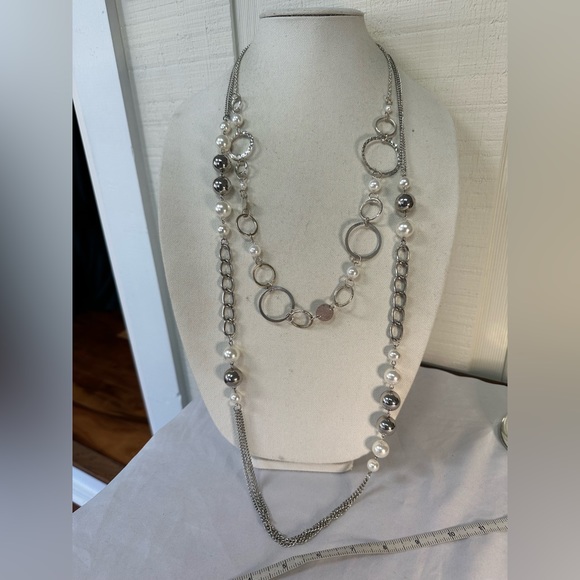 Three silvertone circle and pearl bead necklaces - Picture 6 of 8